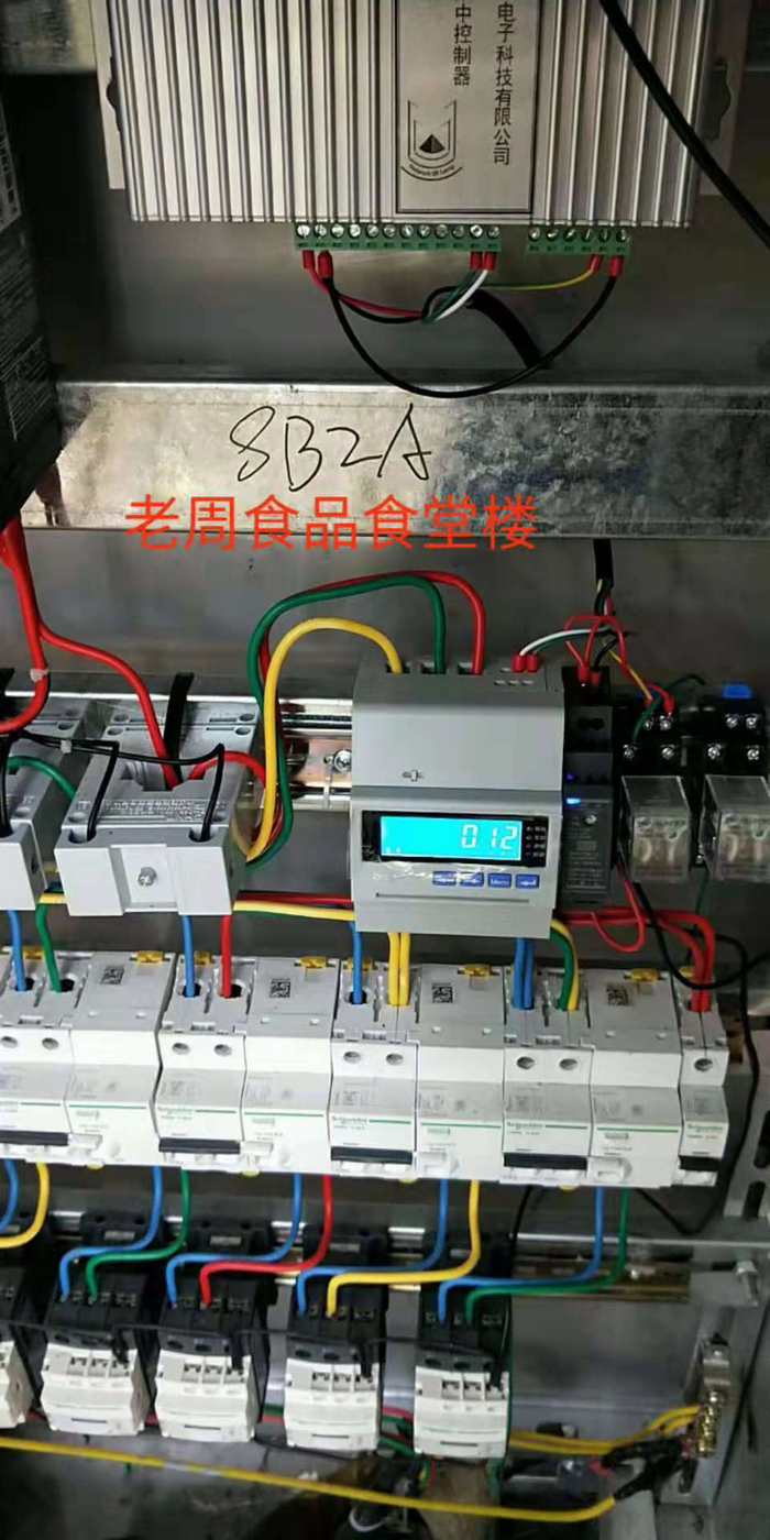 燦陽公司為蘇北某工業區100多棟樓宇亮化安裝集中控制器。(圖5)